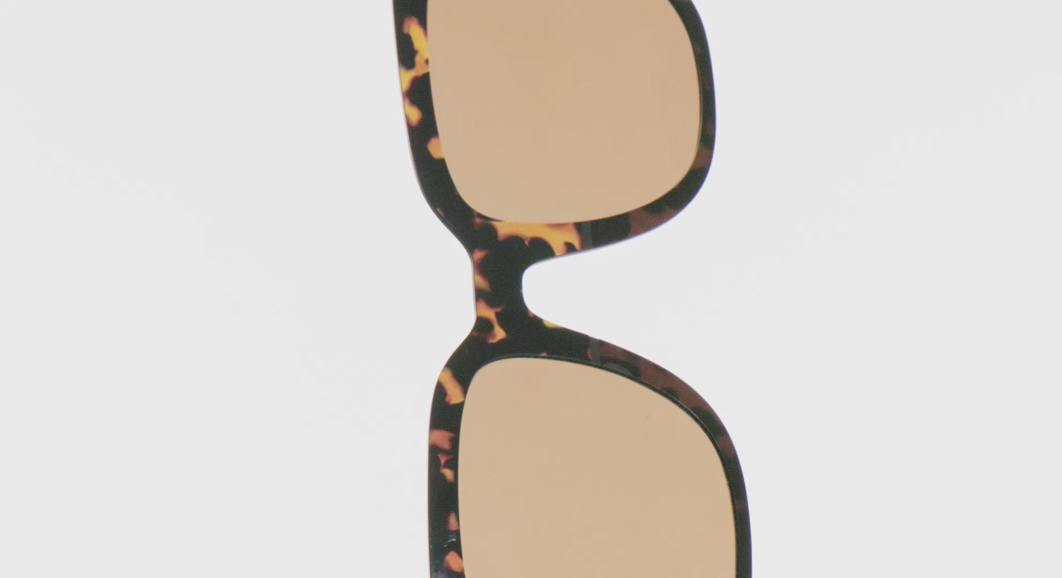 The Polarized Chic Tortoise Split Sun Top - LifeStyle Thumbnail Video1 - Pair Eyewear