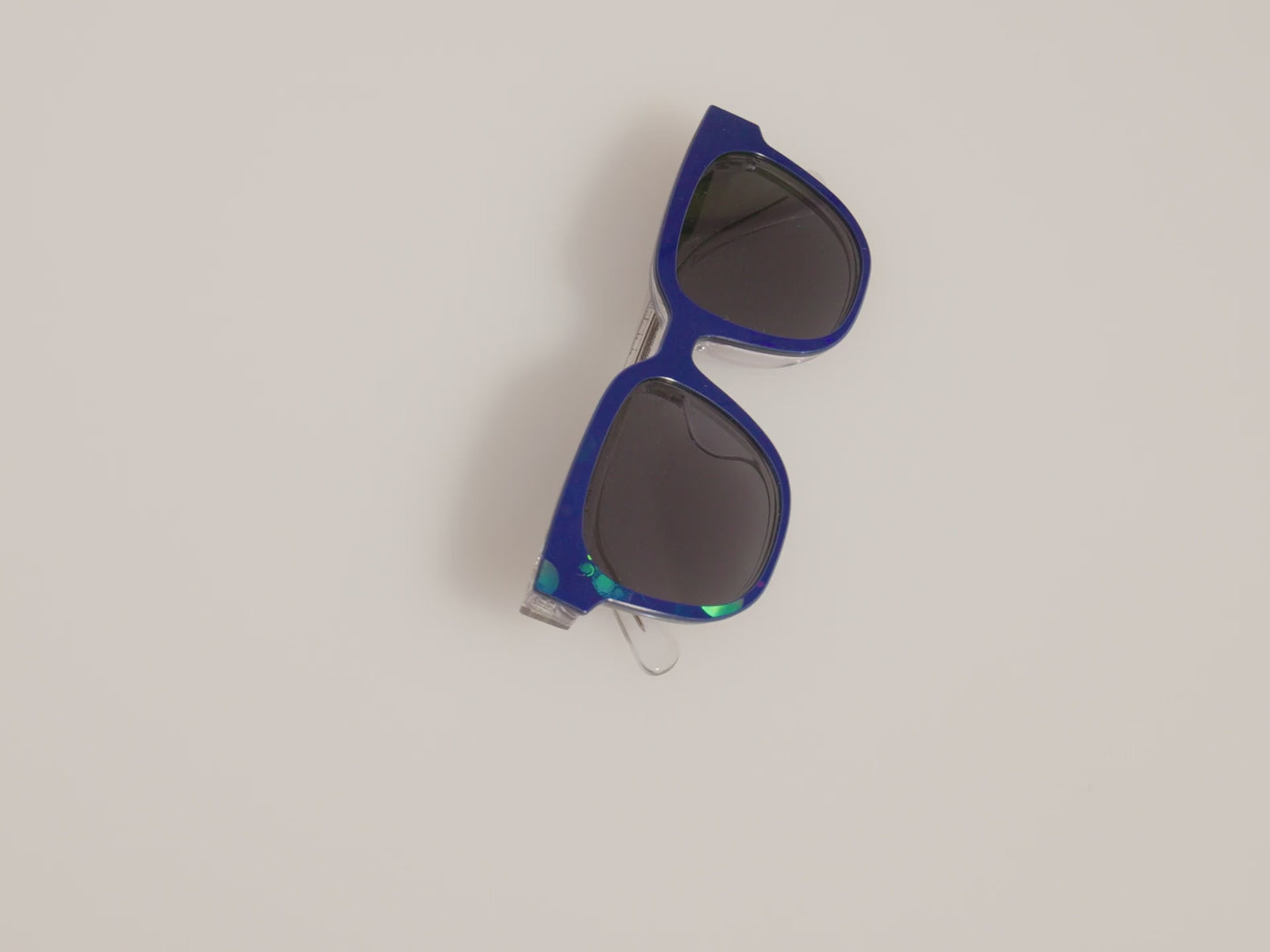 The Polarized Navy Holographic Bubbles Sun Top - LifeStyle Thumbnail Video1 - Pair Eyewear