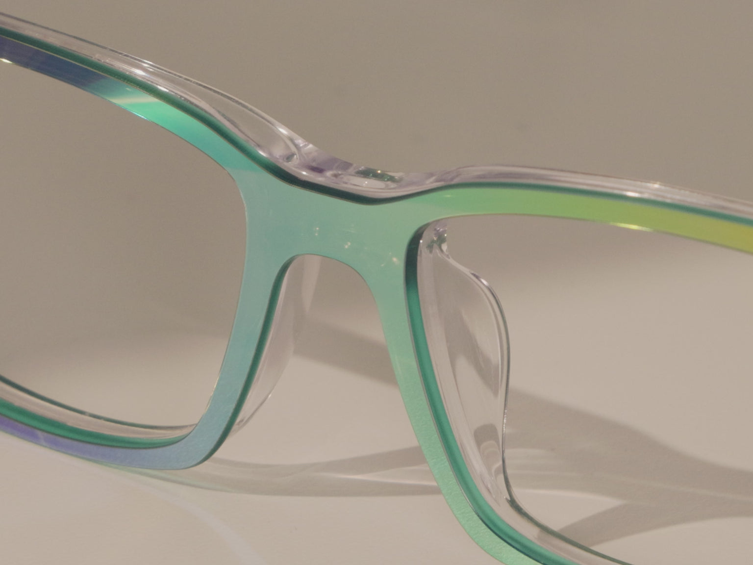 The Iridescent - LifeStyle Thumbnail Video1 - Pair Eyewear